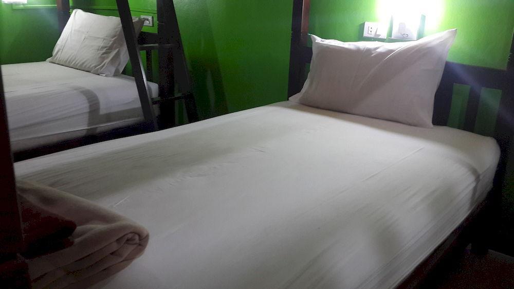 Silla Patong Hostel Exteriör bild