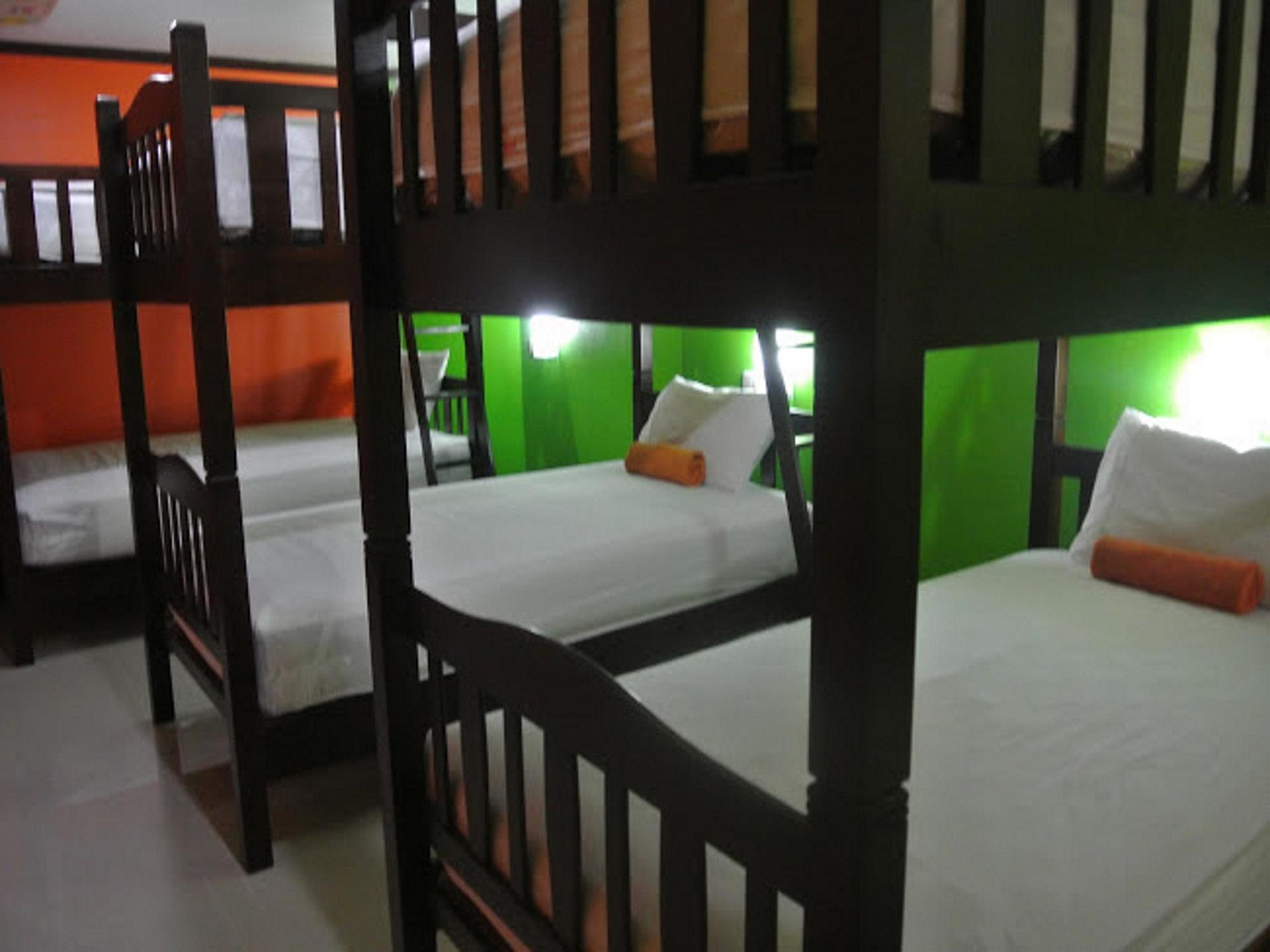 Silla Patong Hostel Exteriör bild
