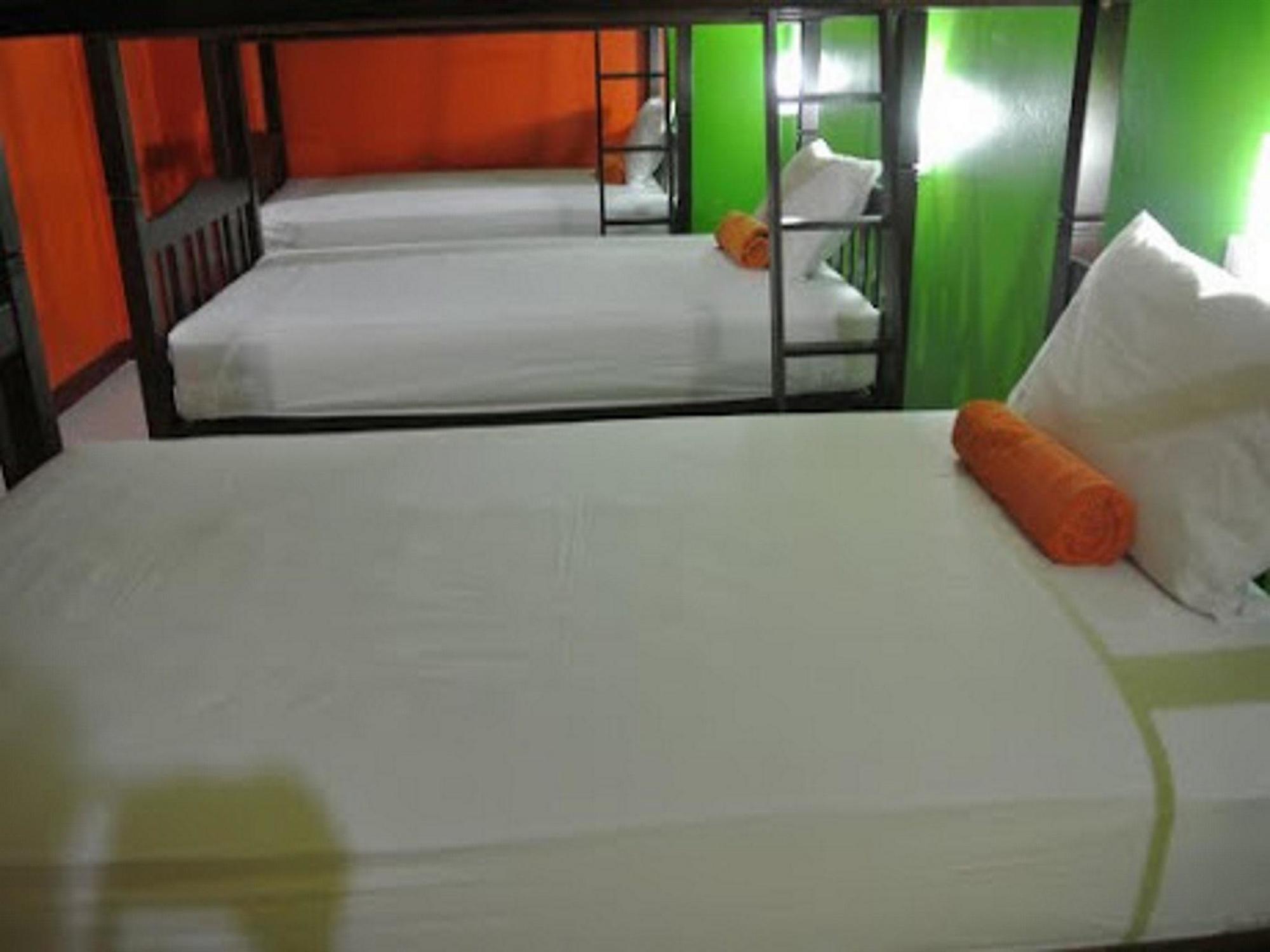 Silla Patong Hostel Exteriör bild