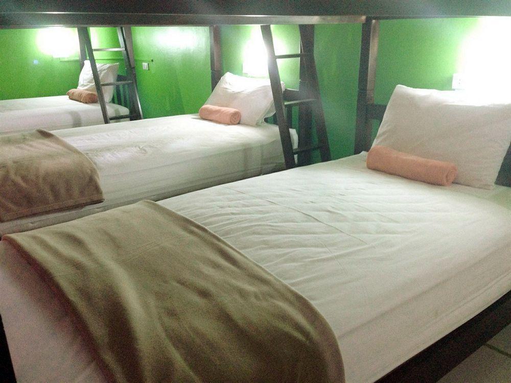 Silla Patong Hostel Exteriör bild
