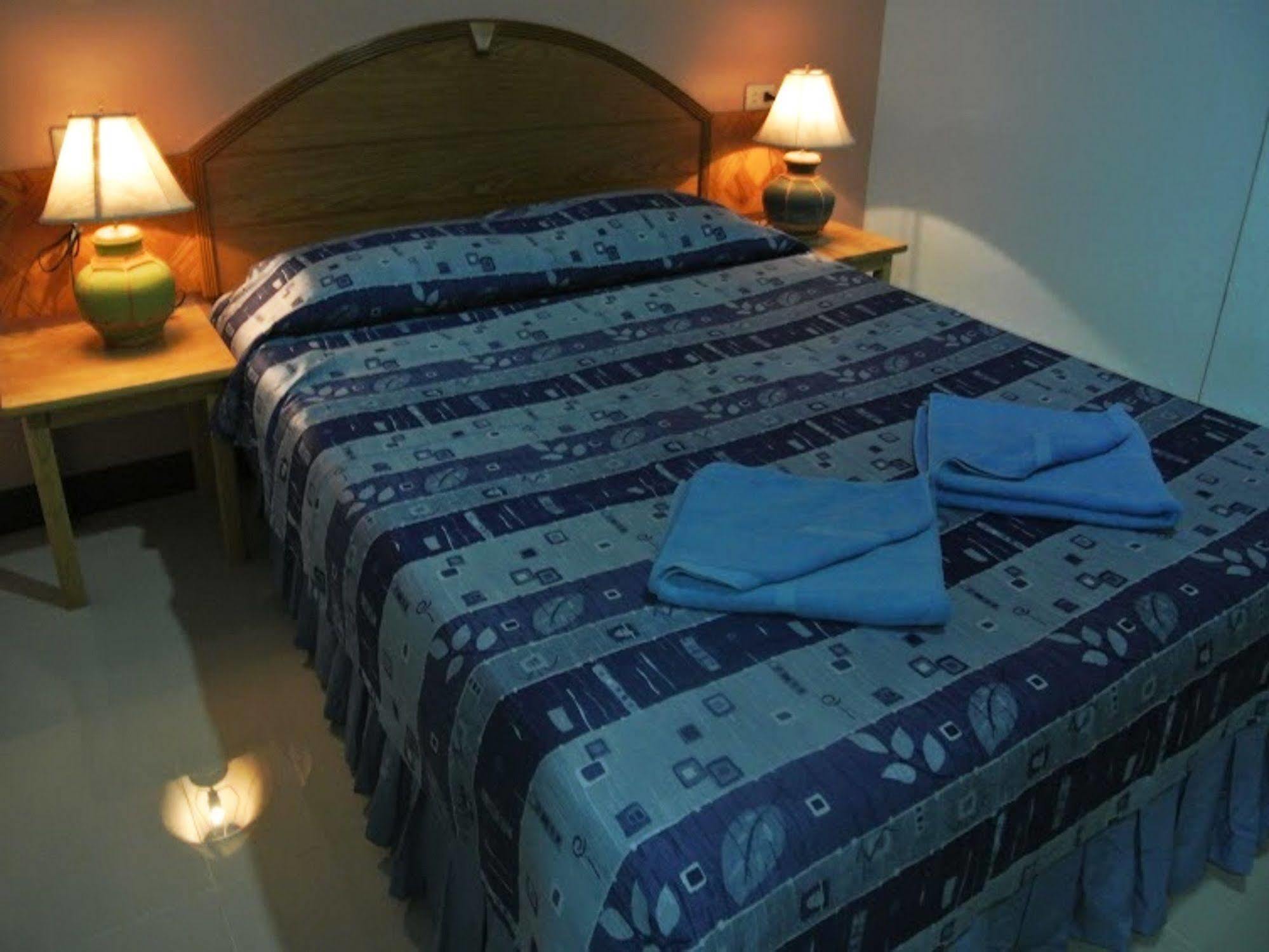 Silla Patong Hostel Exteriör bild