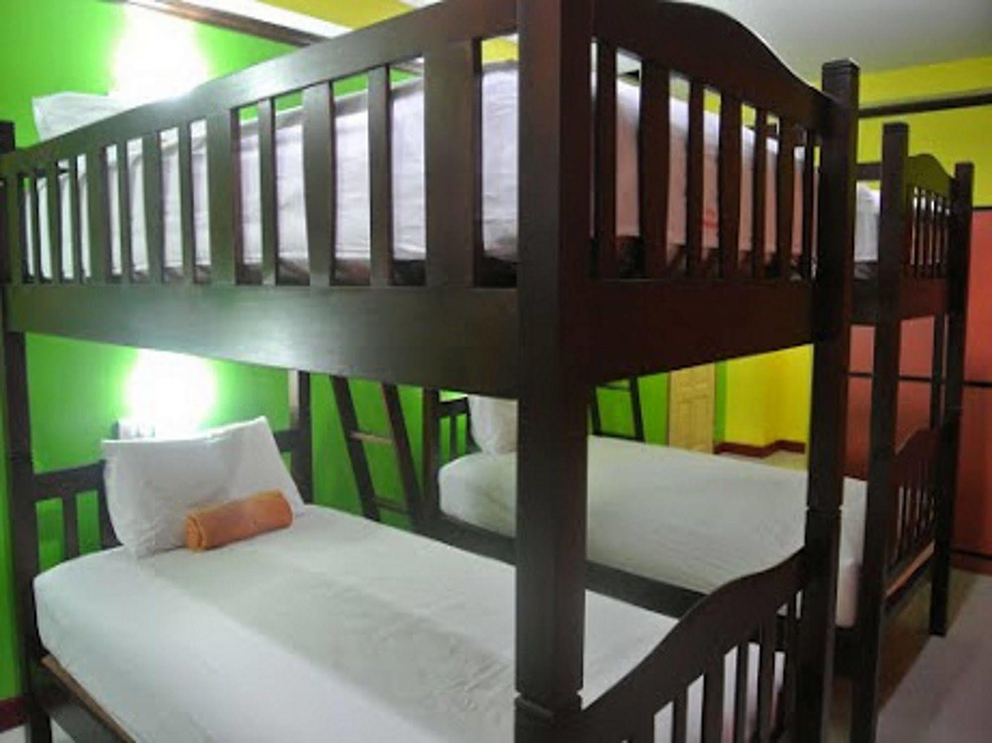 Silla Patong Hostel Exteriör bild