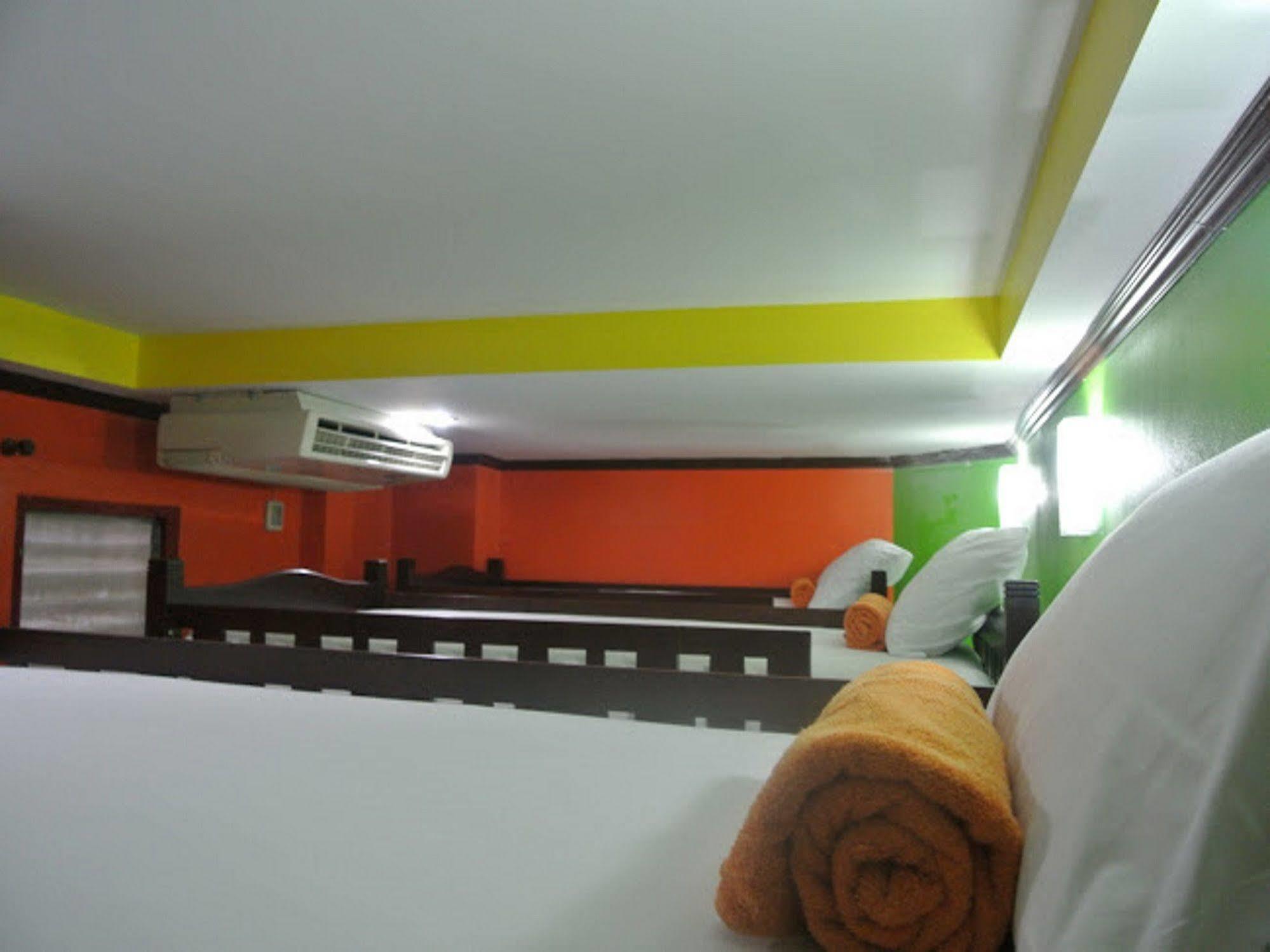 Silla Patong Hostel Exteriör bild