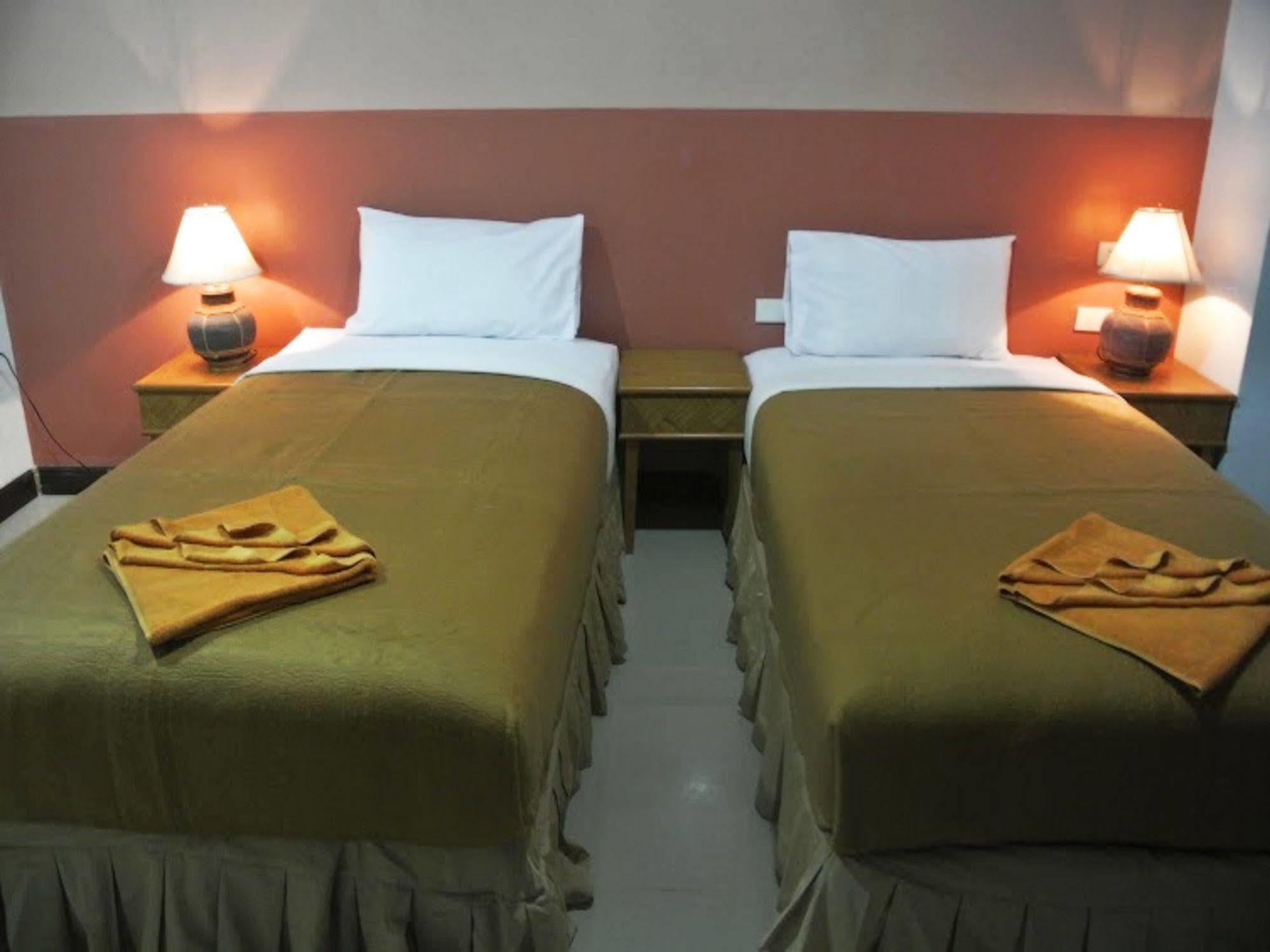 Silla Patong Hostel Exteriör bild