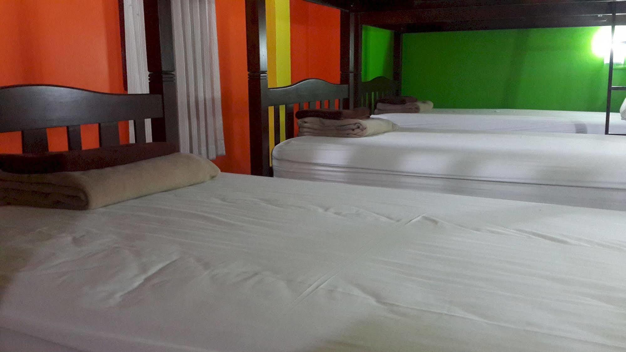 Silla Patong Hostel Exteriör bild