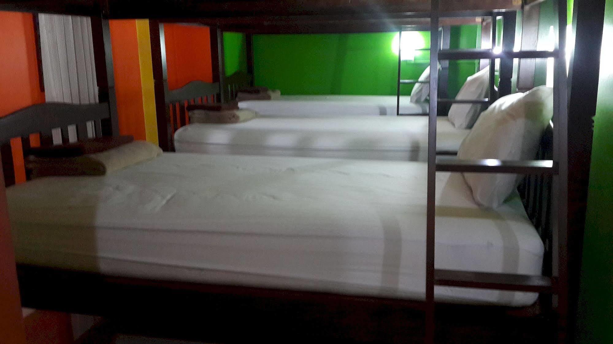 Silla Patong Hostel Exteriör bild